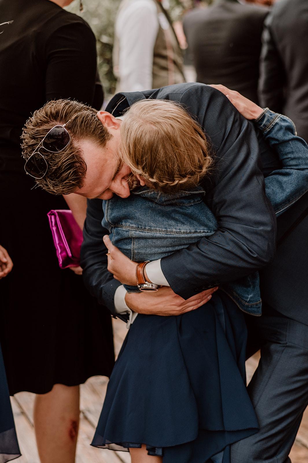 Bräutigam umarmt seine Nichte